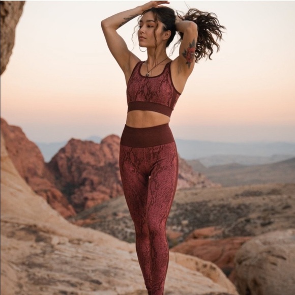 Fabletics High Waisted Seamless Snakeskin 7/8 Leggings XS - Picture 1 of 7